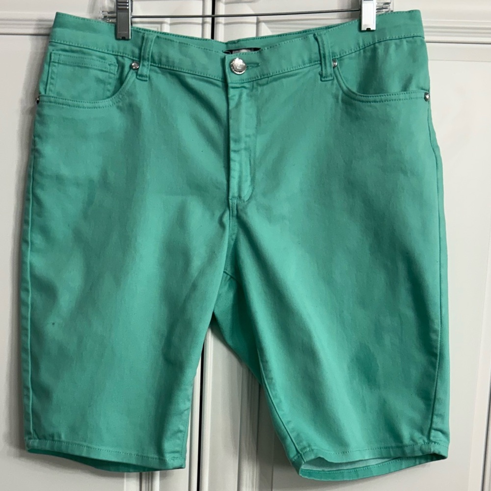Women’s Size 16 Light Green Bermuda Shorts by VENUS with Crystal Buttons
